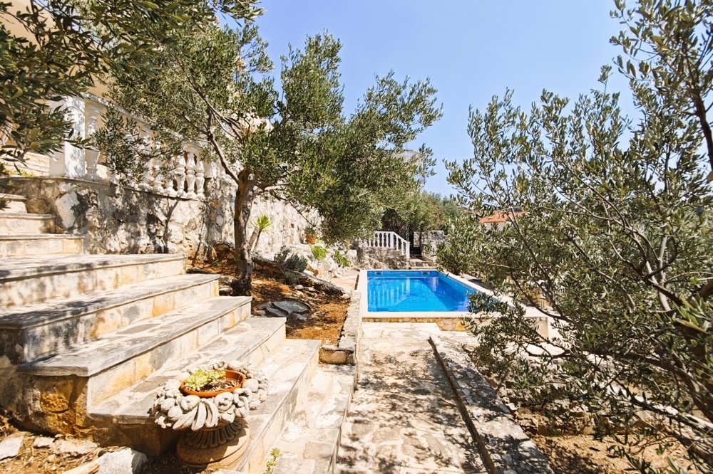 Giardino con piscina e piantumazione mediterranea