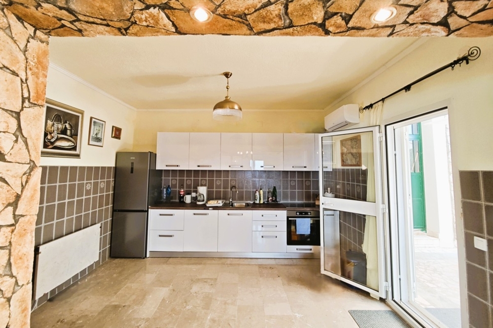 Cucina abitabile con cucina su misura e accesso alla terrazza