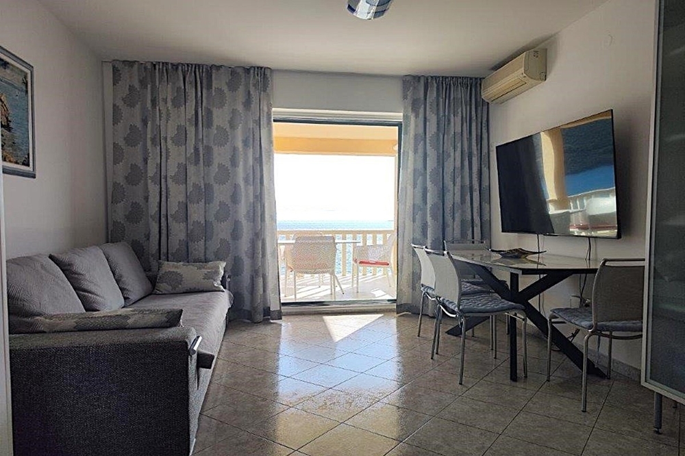 Soggiorno con accesso al balcone e vista mare