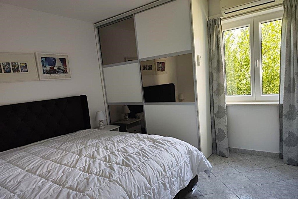 Camera da letto con armadio a muro e luce naturale