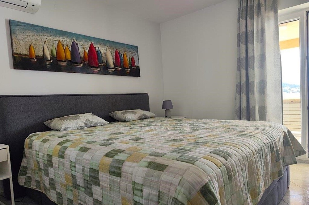 Camera da letto con accesso al balcone e vista mare