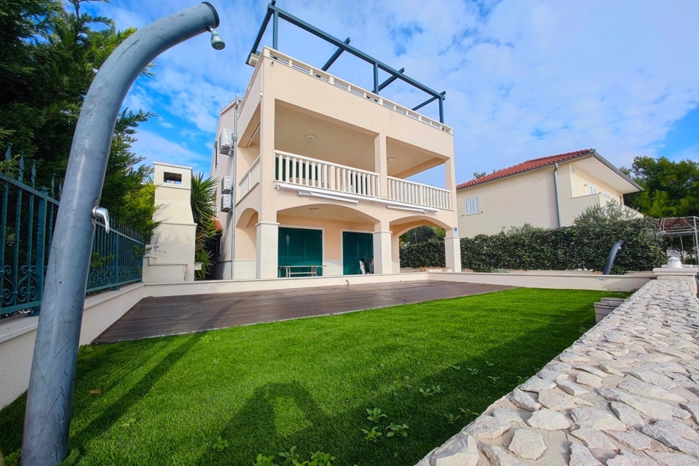 Villa con appartamenti a Rogoznica in vendita - H3911