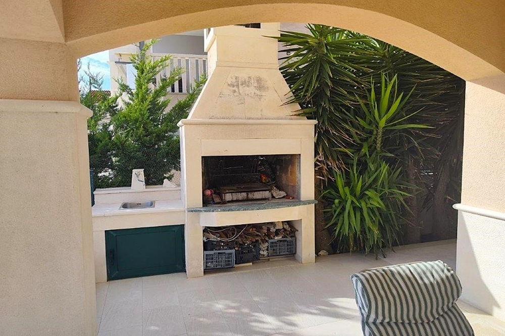 Terrazza coperta con camino grill e cucina esterna
