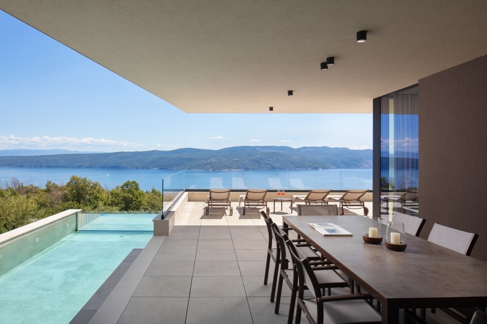 Terrazza coperta con zona pranzo e vista mare
