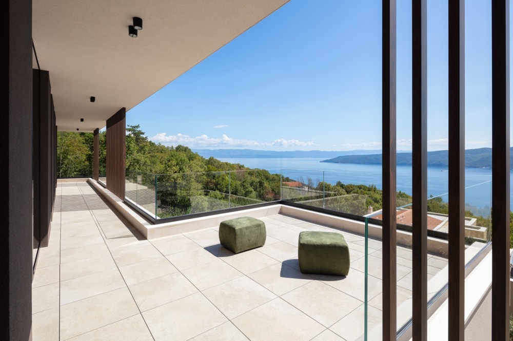Ampia terrazza balcone con parapetto in vetro e vista mare