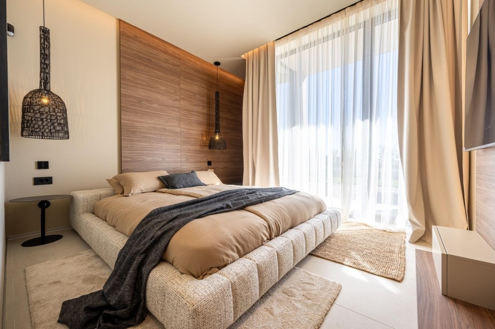 Camera da letto moderna con rivestimento in legno
