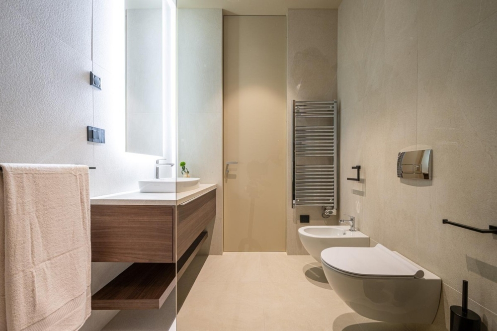 Bagno con dotazioni moderne e doccia walk-in