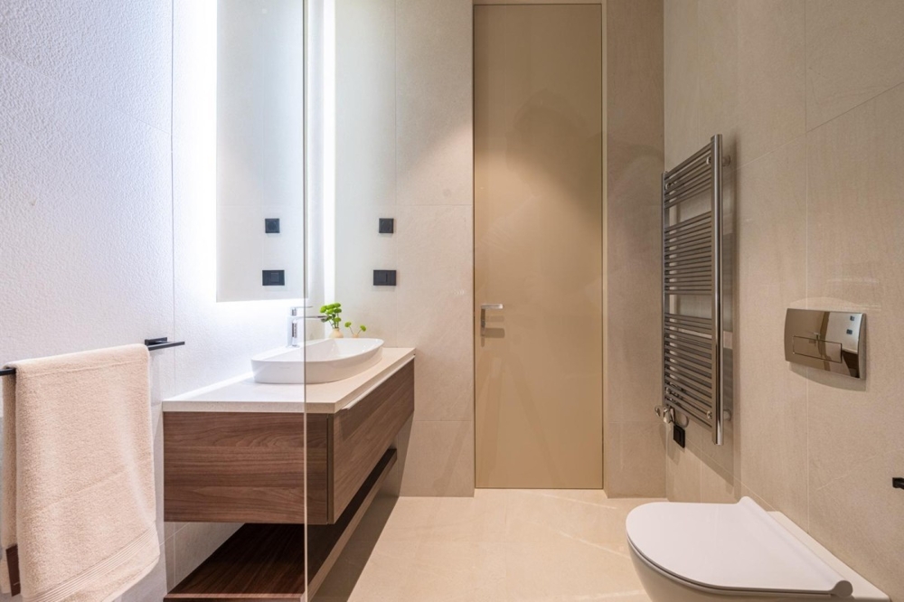 Bagno luminoso con lavabo e termoarredo