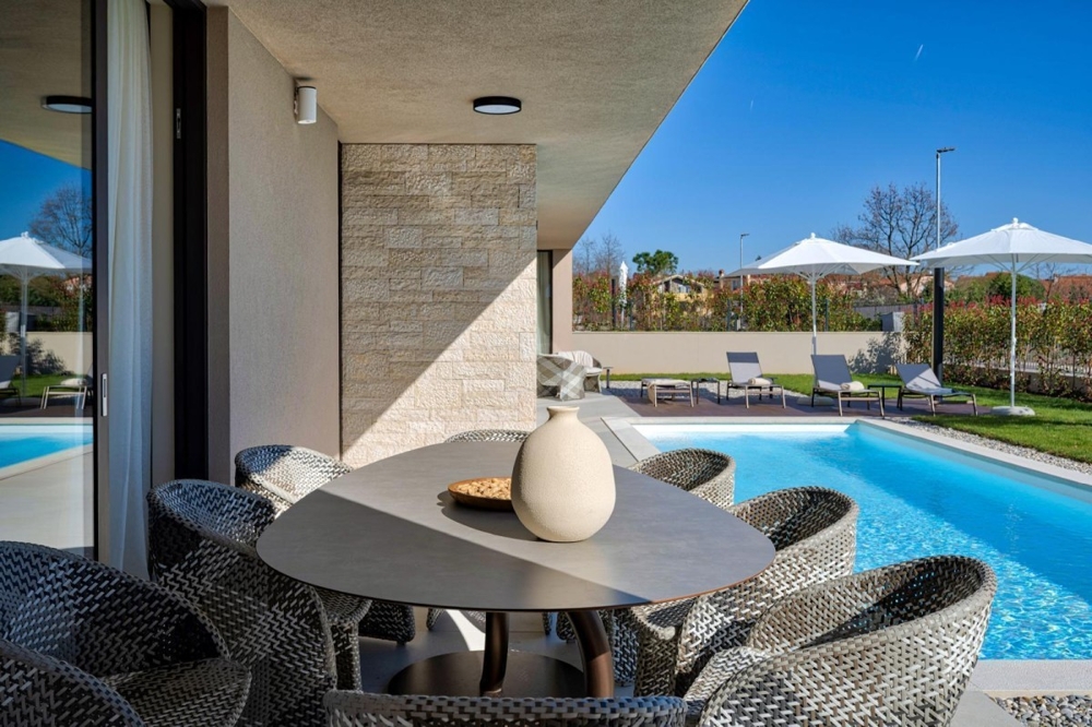 Terrazza moderna con tavolo da pranzo e piscina