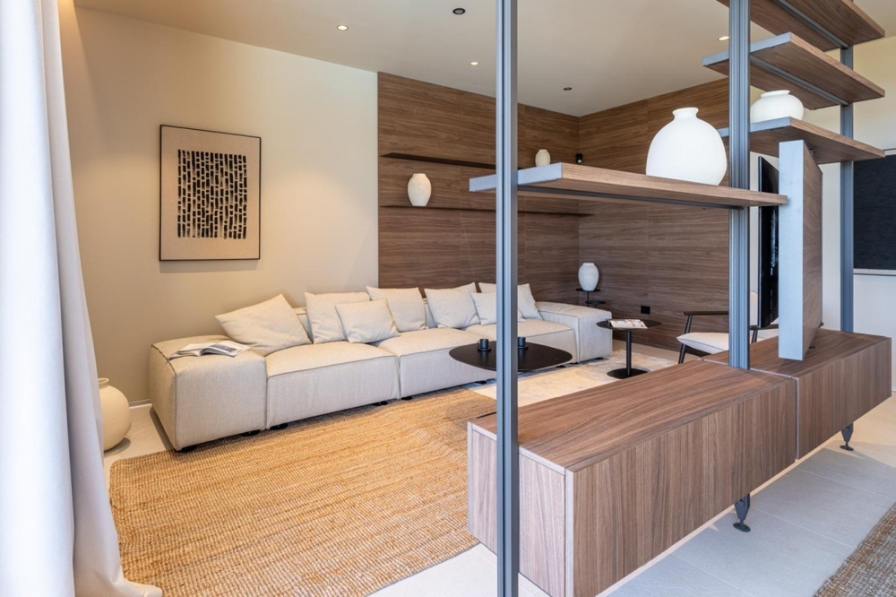 Zona giorno aperta con mobili di design e dettagli in legno