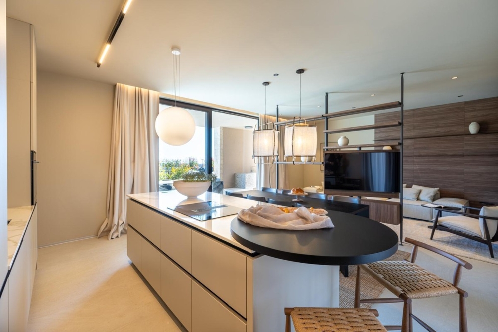Cucina moderna con isola e vista sulla terrazza