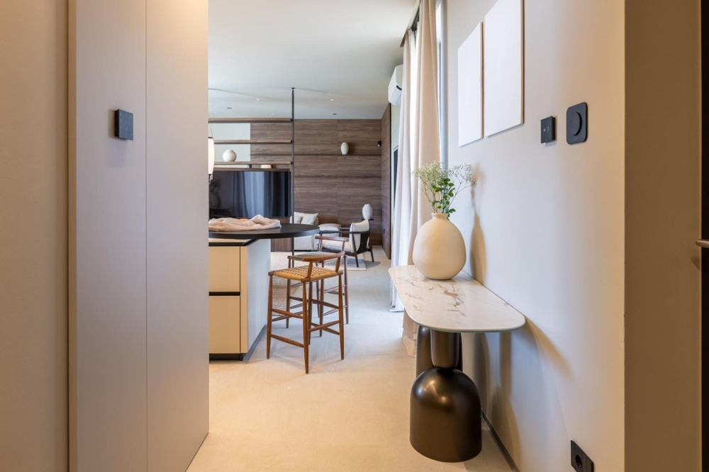 Corridoio con arredamento elegante e accesso alla zona giorno