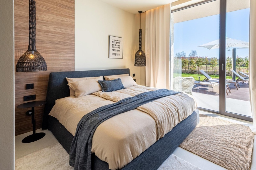 Camera da letto con accesso alla terrazza e vista sulla piscina
