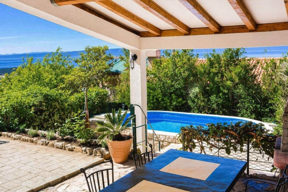 La casa dispone di una piscina in giardino.