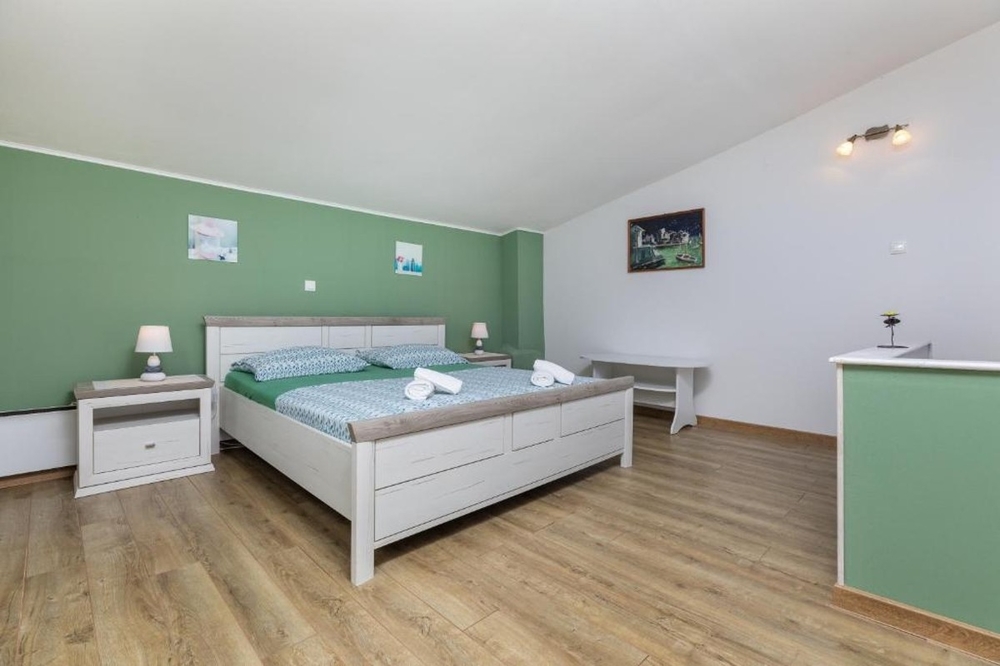 Camera da letto con letto matrimoniale e design in legno chiaro