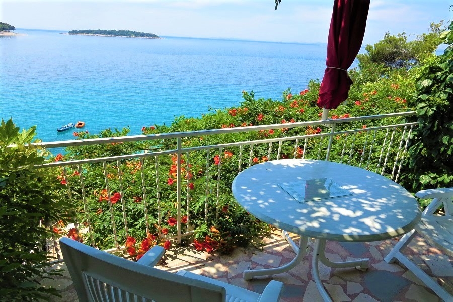 Terrazza con vista mare e salotto sotto l'ombrellone