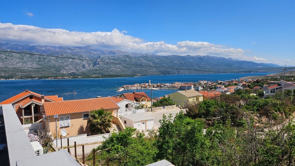 Vista sui tetti di tegole fino alla baia e ai monti