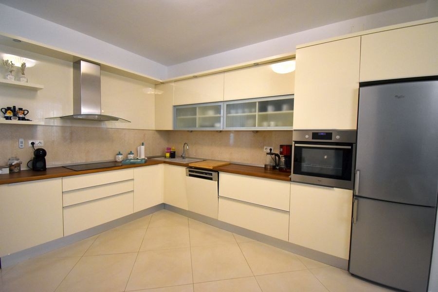 Cucina moderna su misura con elettrodomestici