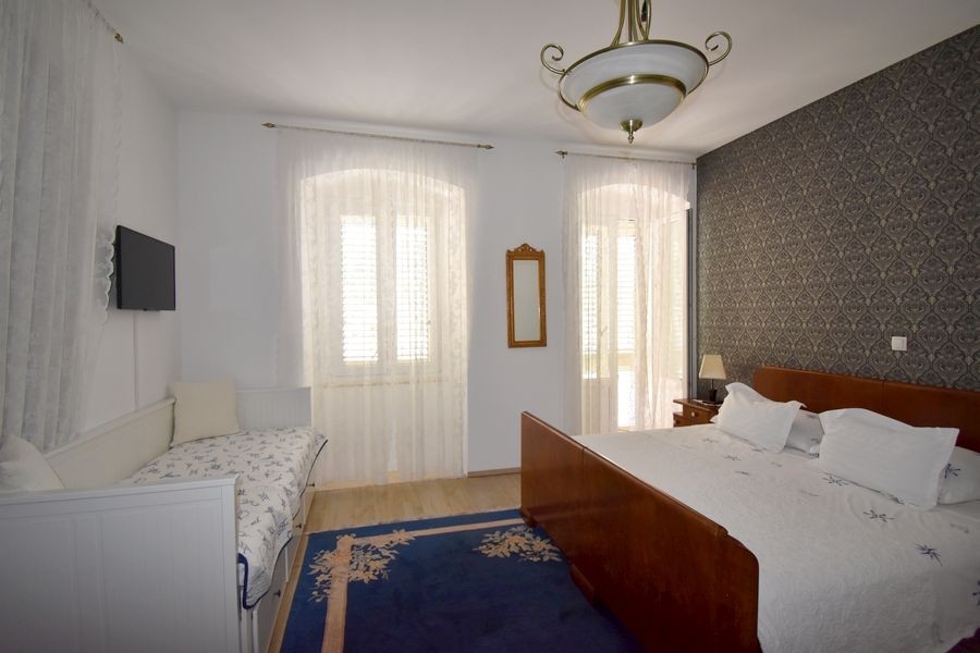 Camera da letto con letto matrimoniale e accesso al balcone