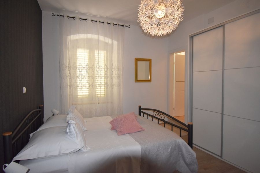 Camera da letto con armadio a muro