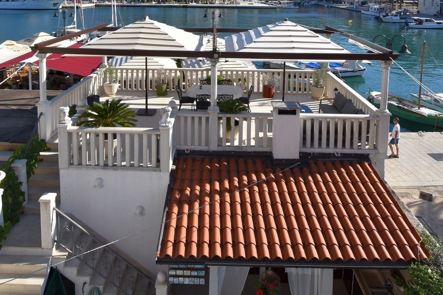 Terrazza sul tetto con ombrelloni sopra il porto