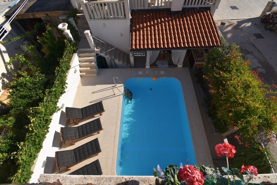 Piscina con solarium - casa H3917 in Croazia.
