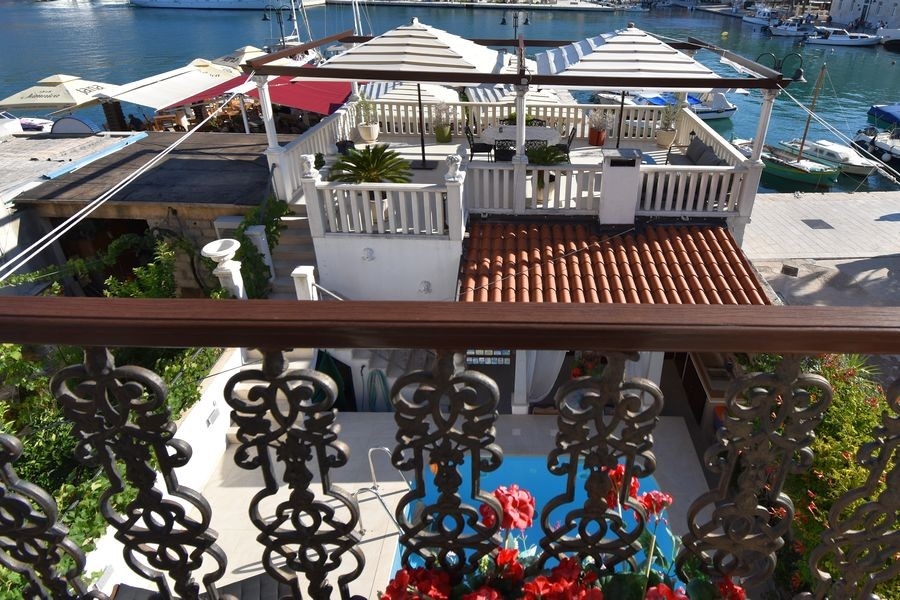Terrazza sul tetto con vista su mare e porto