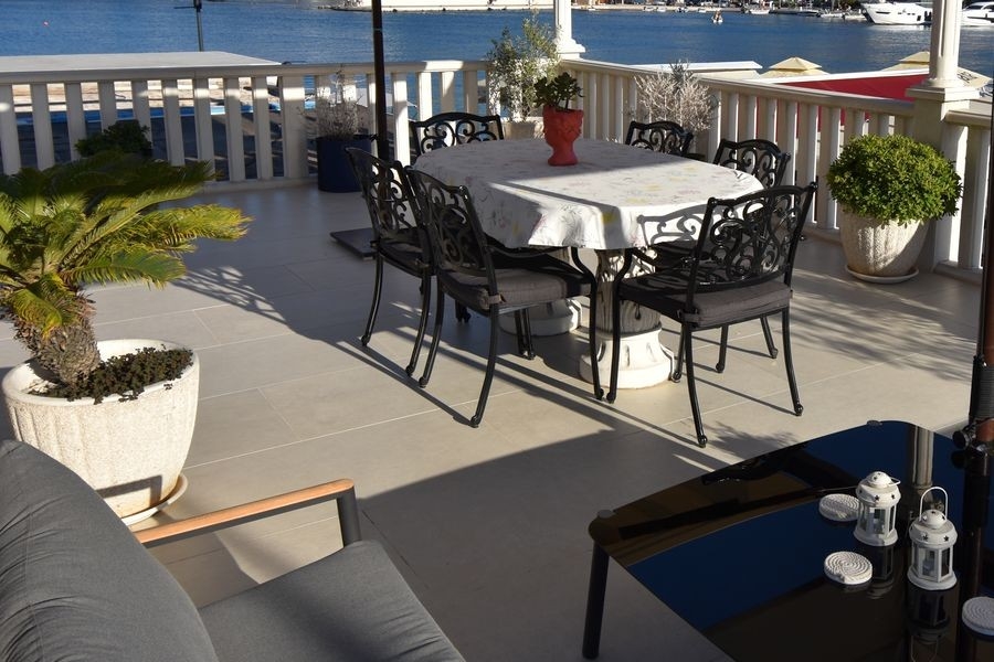 Terrazza coperta con zona salotto sull'acqua