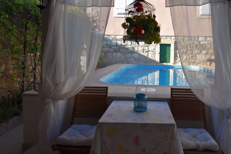 Zona pranzo coperta presso la piscina