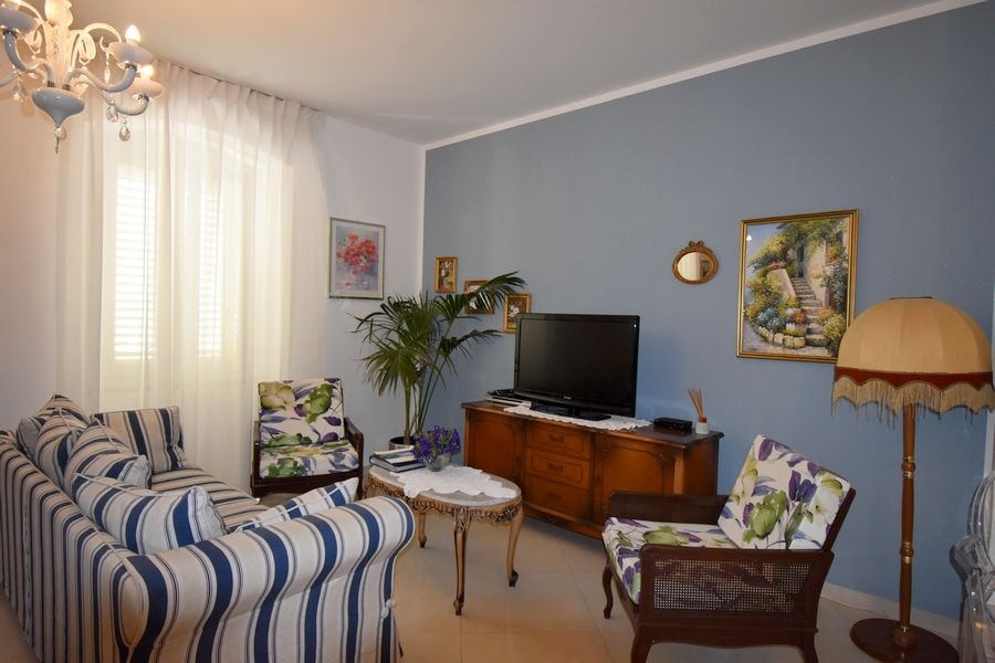Zona giorno con TV e sedute
