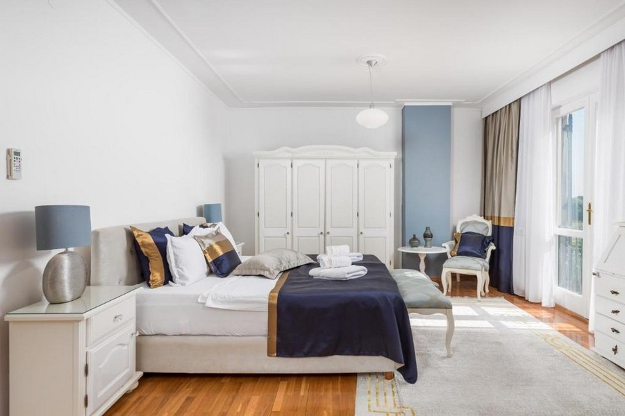 Camera da letto con letto matrimoniale e accesso al balcone