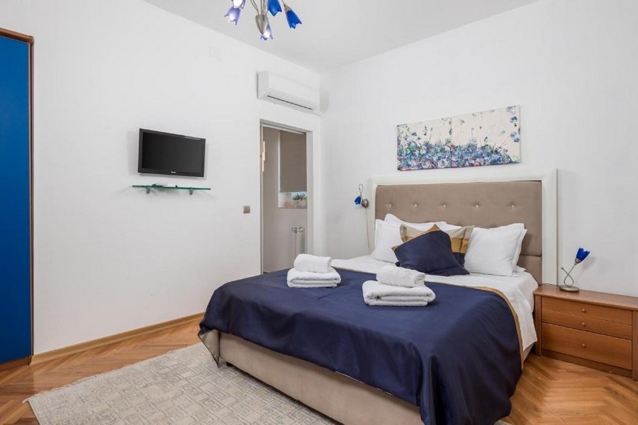 Camera da letto con letto matrimoniale e climatizzatore