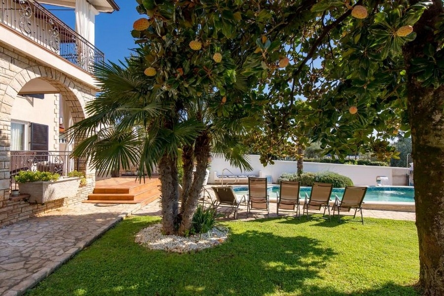 Area esterna mediterranea della villa H3918 a Umag, Istria.