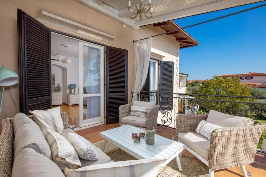 Terrazza con zona salotto e vista sul verde