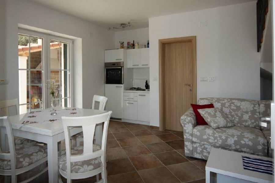 Soggiorno aperto con cucina e zona salotto