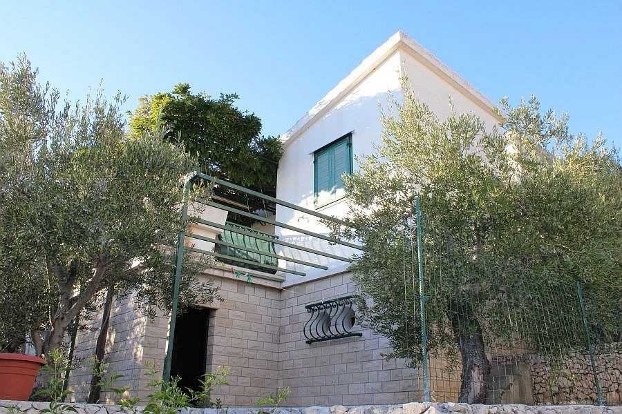 Casa in posizione tranquilla sul mare vicino a Rogoznica, Croazia.