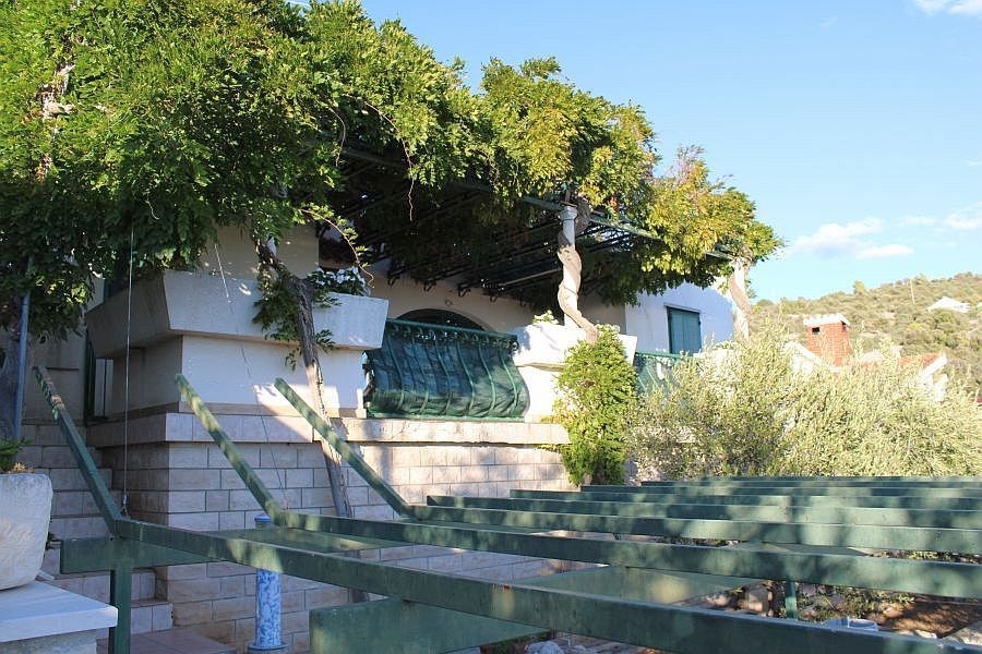 Terrazza coperta con piantumazione mediterranea