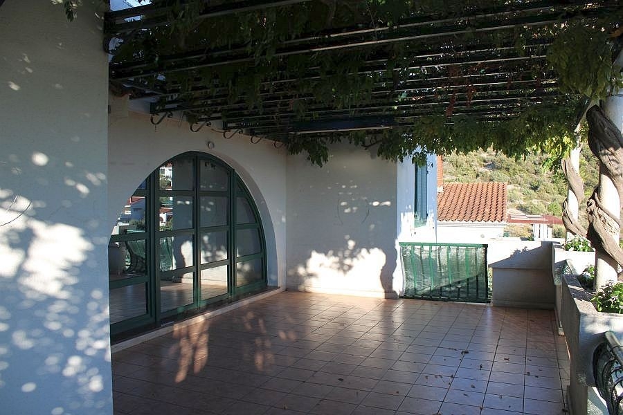 Ampia terrazza con pergola e finestre ad arco