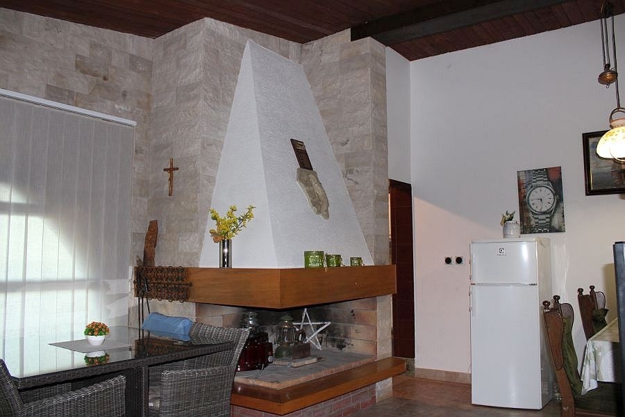 Camino nel soggiorno con rivestimento in pietra naturale