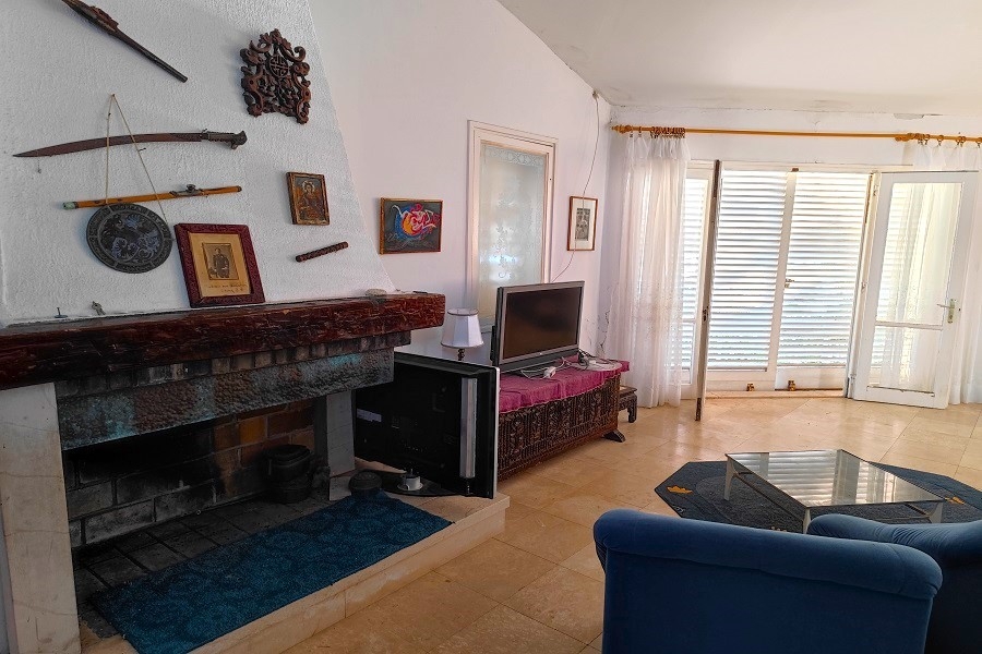 Soggiorno con zona salotto e porte della terrazza
