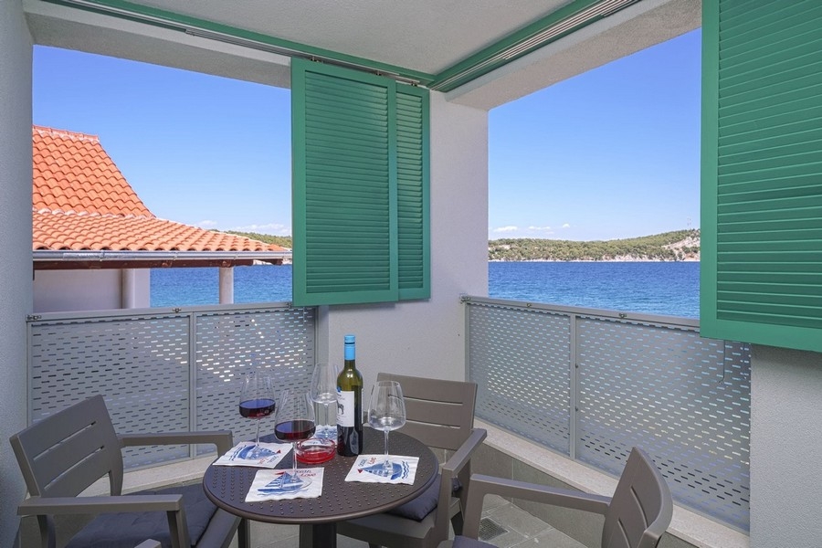 Terrazza con vista mare dell'immobile H3922 vicino a Sibenik in Croazia.