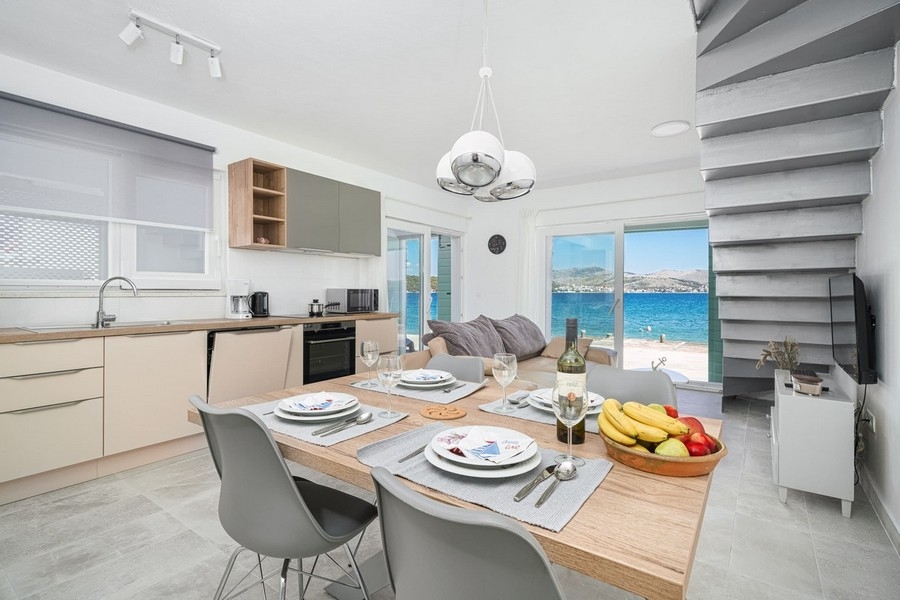 Zona giorno e pranzo aperta con cucina e vista mare