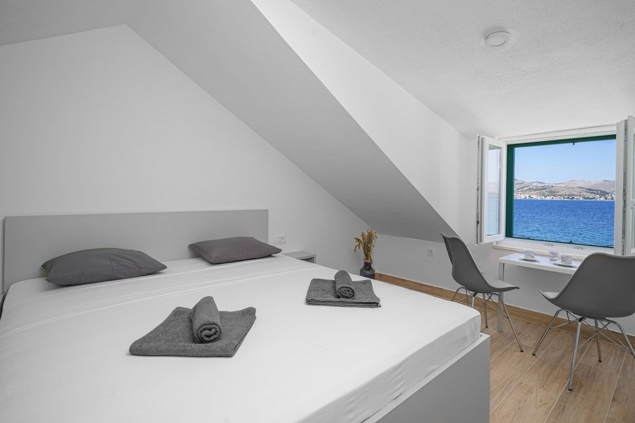 Camera da letto con vista mare e finestra