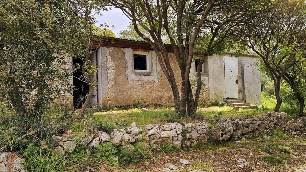 Casa da ricostruire sul mare.
