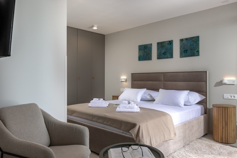 Camera da letto con letto matrimoniale e armadio a muro