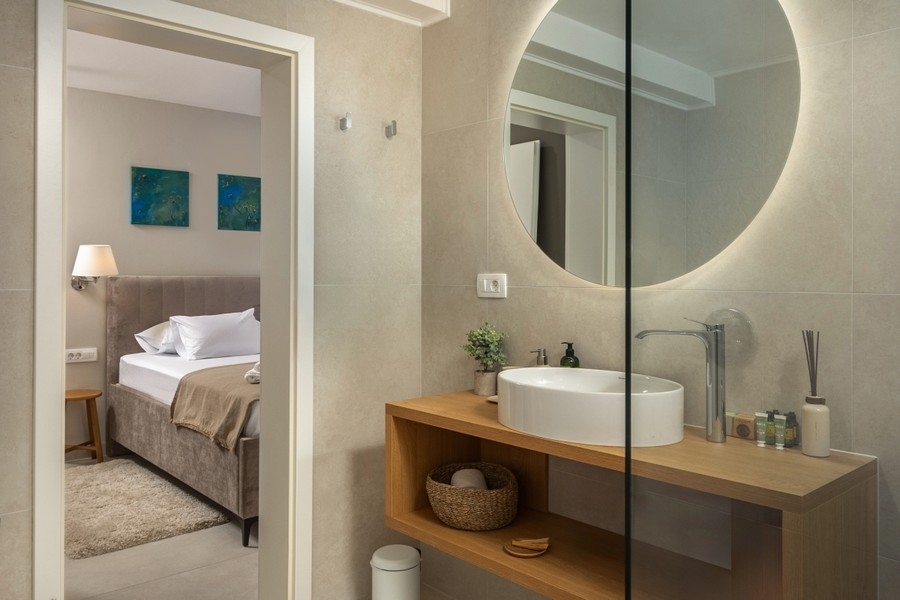 Bagno con lavabo e specchio rotondo