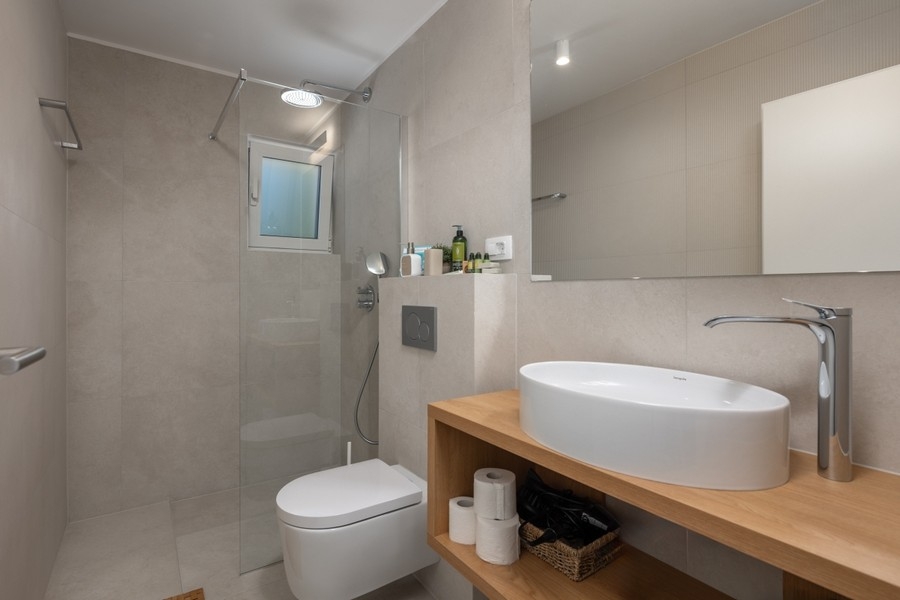 Bagno moderno con doccia