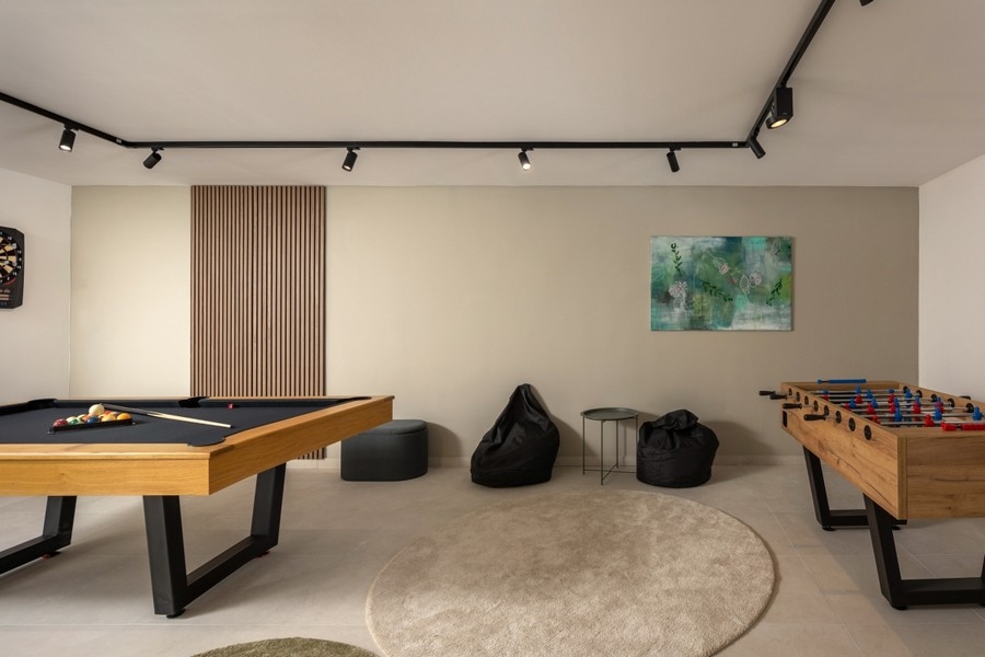 Sala svago con tavolo da biliardo e calciobalilla