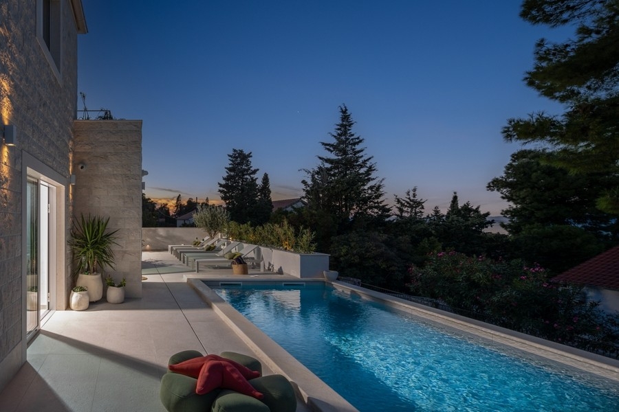Piscina con vista sul verde - immobile H3926.