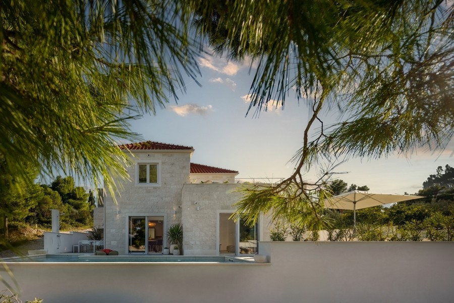 Villa in pietra con piscina e terrazza a Brac
